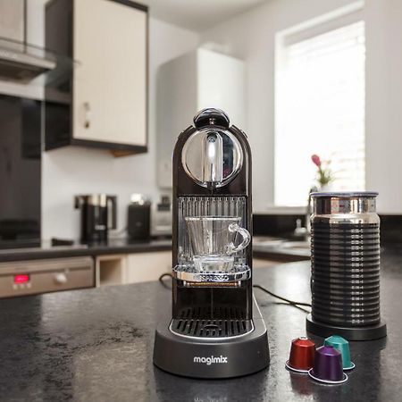 Stunning Contemporary Apartment - Free Parking - 5 Minute Walk To The Beach - Great Location - Fast Wifi - Smart Tv With Netflix Included - Contractor Friendly - Perfect For Short And Long Stays Bournemouth Exterior foto