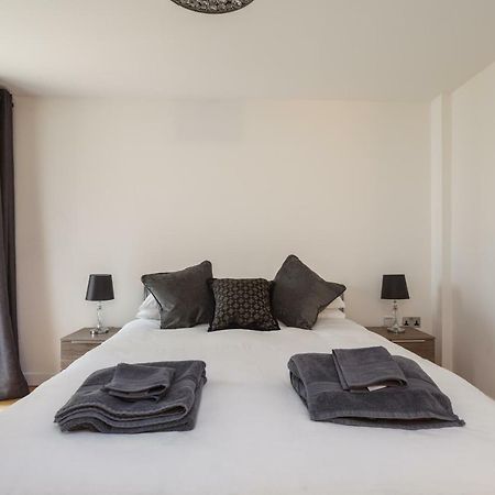 Stunning Contemporary Apartment - Free Parking - 5 Minute Walk To The Beach - Great Location - Fast Wifi - Smart Tv With Netflix Included - Contractor Friendly - Perfect For Short And Long Stays Bournemouth Exterior foto