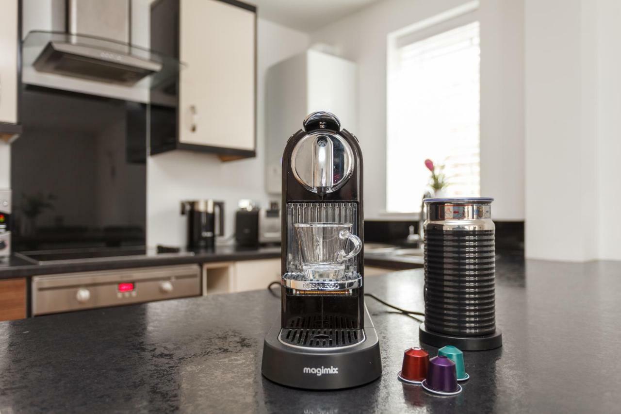 Stunning Contemporary Apartment - Free Parking - 5 Minute Walk To The Beach - Great Location - Fast Wifi - Smart Tv With Netflix Included - Contractor Friendly - Perfect For Short And Long Stays Bournemouth Exterior foto