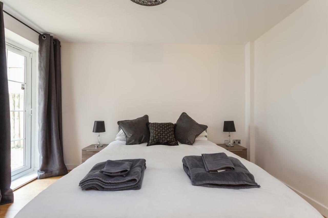 Stunning Contemporary Apartment - Free Parking - 5 Minute Walk To The Beach - Great Location - Fast Wifi - Smart Tv With Netflix Included - Contractor Friendly - Perfect For Short And Long Stays Bournemouth Exterior foto
