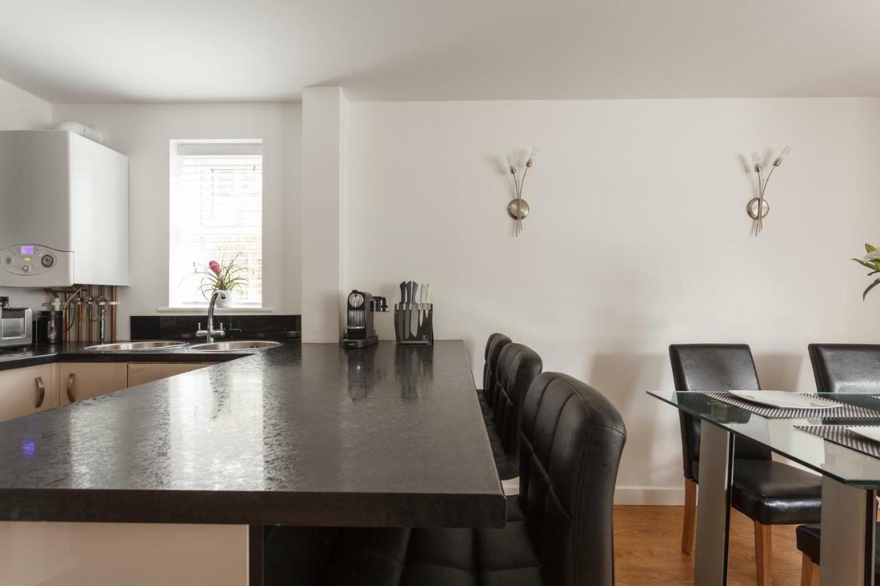 Stunning Contemporary Apartment - Free Parking - 5 Minute Walk To The Beach - Great Location - Fast Wifi - Smart Tv With Netflix Included - Contractor Friendly - Perfect For Short And Long Stays Bournemouth Exterior foto