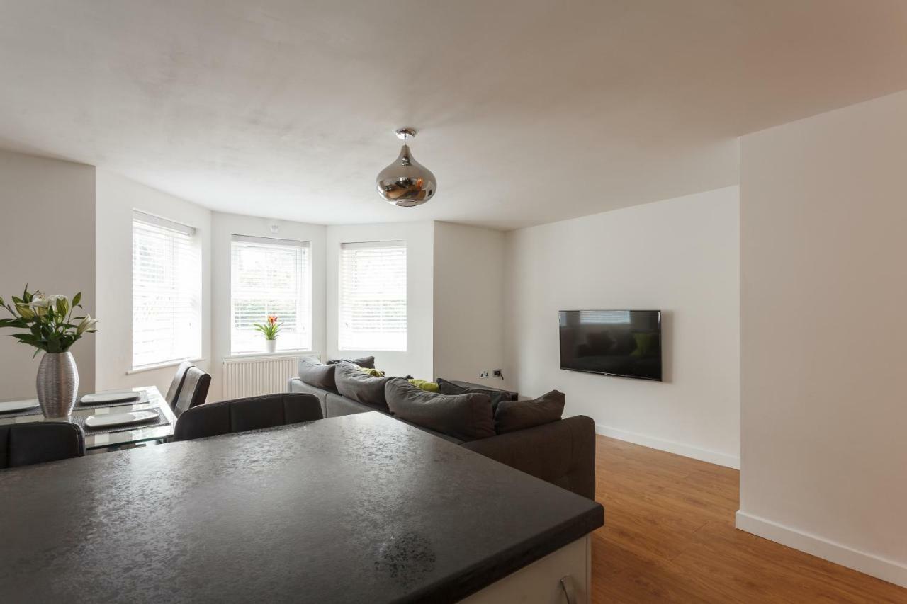 Stunning Contemporary Apartment - Free Parking - 5 Minute Walk To The Beach - Great Location - Fast Wifi - Smart Tv With Netflix Included - Contractor Friendly - Perfect For Short And Long Stays Bournemouth Exterior foto
