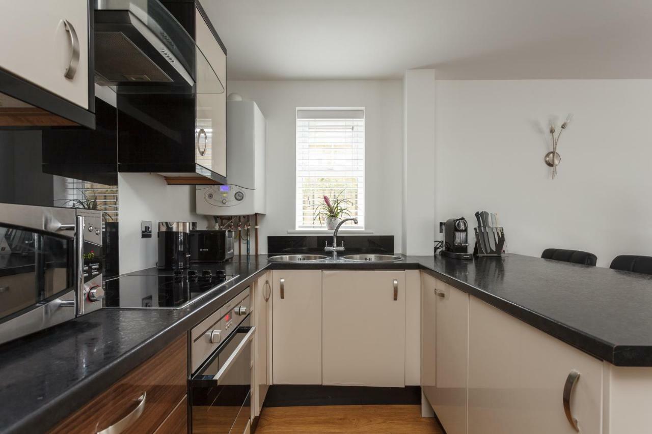 Stunning Contemporary Apartment - Free Parking - 5 Minute Walk To The Beach - Great Location - Fast Wifi - Smart Tv With Netflix Included - Contractor Friendly - Perfect For Short And Long Stays Bournemouth Exterior foto