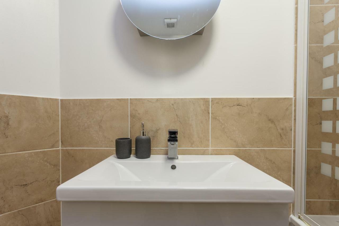 Stunning Contemporary Apartment - Free Parking - 5 Minute Walk To The Beach - Great Location - Fast Wifi - Smart Tv With Netflix Included - Contractor Friendly - Perfect For Short And Long Stays Bournemouth Exterior foto